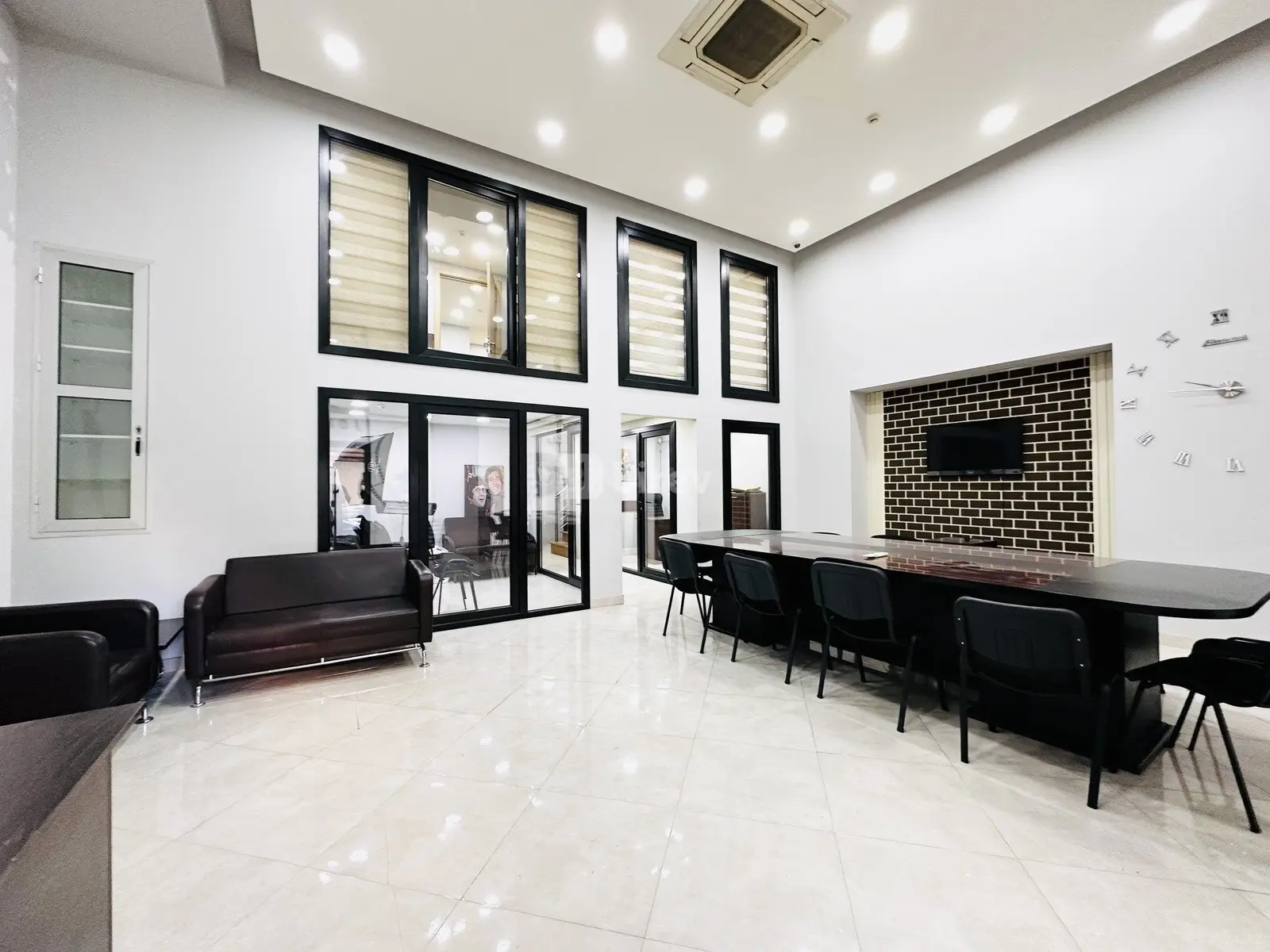 Ofis, Nəsimi rayonu, Feyzulla Qasımzadə küçəsi, Bakı şəhəri — şəkil 1