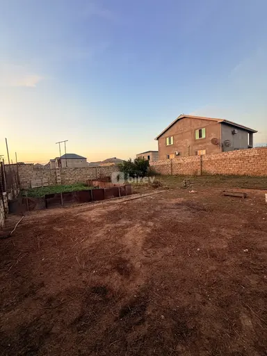 6 sot torpaq, Binə q.