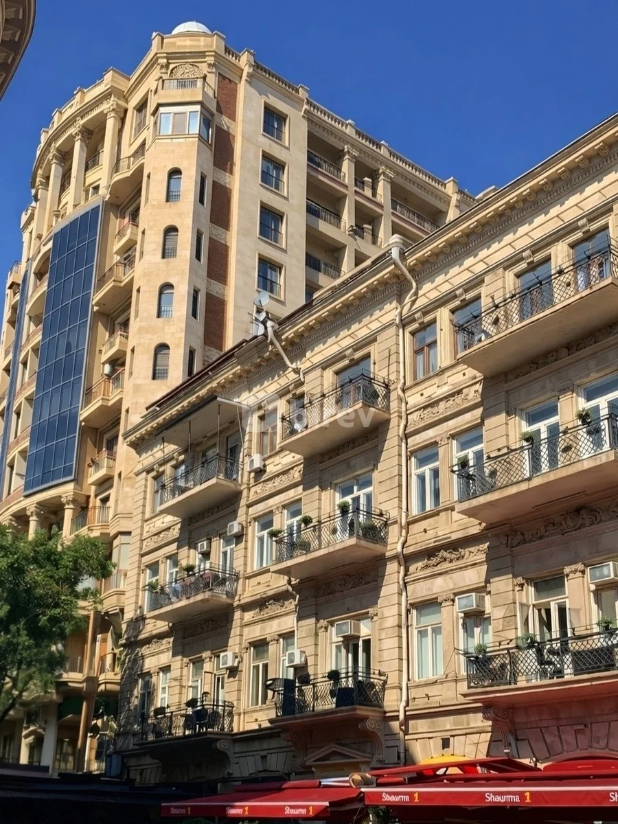 3 otaqlı mənzil, Səbail rayonu, Fəvvarələr meydanı, Bakı şəhəri — şəkil 1